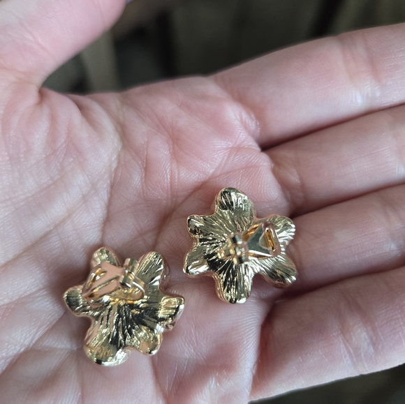 Elegant Pink and Gold Flower Clip On Earrings - Picture 3 of 3